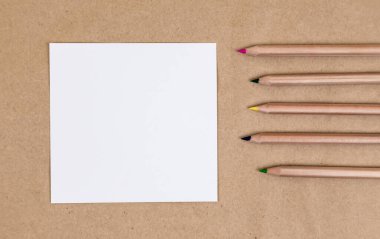 Defter boş, renkli kalem maketi kompozisyonu. Geri dön