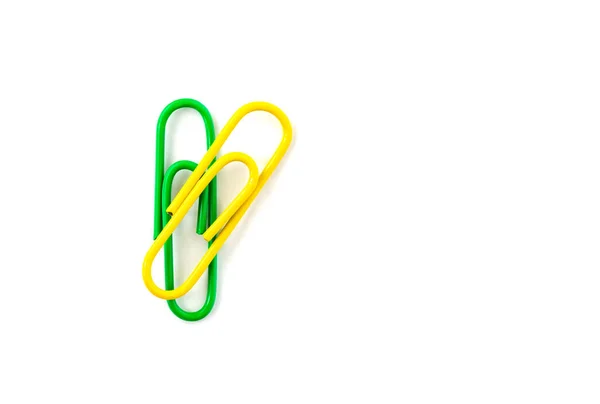 Clipe de papel verde e amarelo isolado no fundo branco. Fechar — Fotografia de Stock