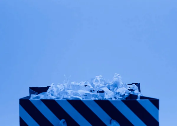 Pacote de presente listrado na cor azul clássico moderno com espaço de cópia — Fotografia de Stock