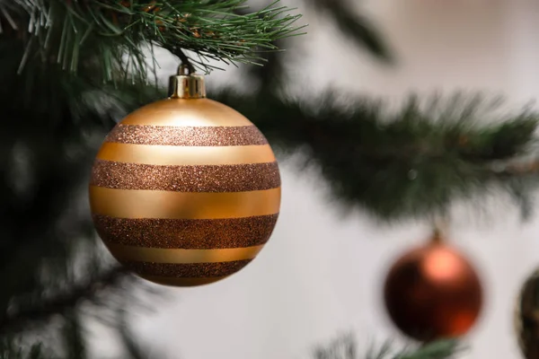 Noel balosu kopyalanmış bir noel ağacının dalında asılı. — Stok fotoğraf