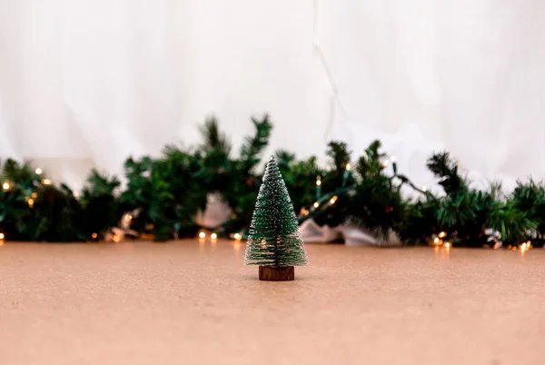 Bulanık arkaplanda Noel ağacıyla minyatür bir Noel ağacı. — Stok fotoğraf