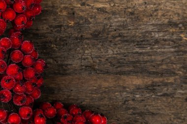 Kırsal ahşap arka planda, fotokopi uzayı olan kızılcık üzümü. Otomatik