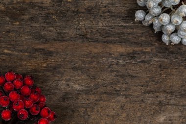 Kırsal ahşap arka planda, fotokopi uzayı olan kızılcık üzümü. Otomatik