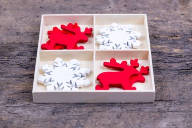 Ahşap arka planda bölmeleri olan beyaz bir kutu.