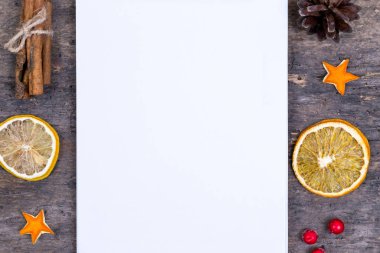 Bir yığın tarçın çubuğu, kurutulmuş portakal ve mandalina.