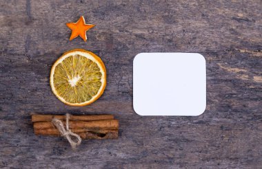 Bir yığın tarçın çubuğu, kurutulmuş portakal ve mandalina.