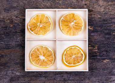 Ahşap arka planda bölmeleri olan beyaz bir kutu.