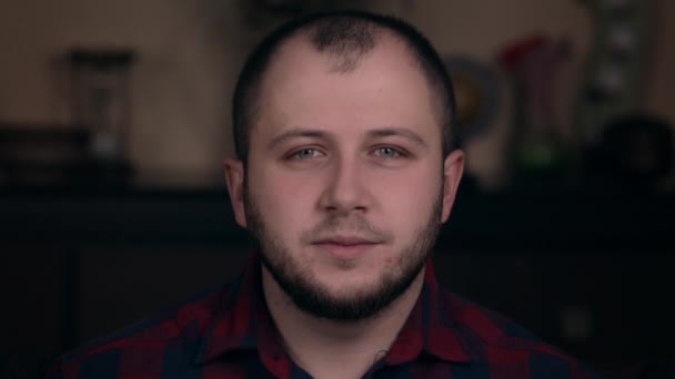 Ein junger Kerl europäischen Aussehens in einer Nahaufnahme im karierten Hemd zeigt ein Herz mit seinen Händen. Emotionales Konzept — Stockvideo