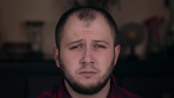 泣くしようとしている有料シャツの中にヨーロッパの外観の若い男の閉鎖.感情概念 — ストック動画