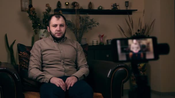 거부하거나 승인하지 않는다는 개념. 영향 력있는 블로거 인 비어드 영 (Bearded Young) 은 유럽의 모습을 한 의자에 앉아 카메라를 보며 손으로 싫어 하는 표정을 짓는다. — 비디오