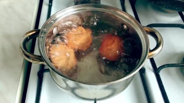 Telur ayam mendidih dalam air. Panen dengan produk di kompor gas. Memasak, mempersiapkan — Stok Video