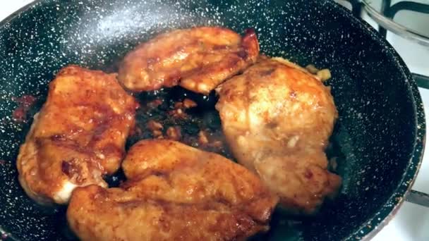 Kippeneieren koken in water. Pan met het product op een gasfornuis. Koken, klaarmaken — Stockvideo