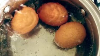 Tavuk yumurtaları suda kaynatılır. Ürünü gaz sobasının üzerine koy. Pişirme, hazırlama