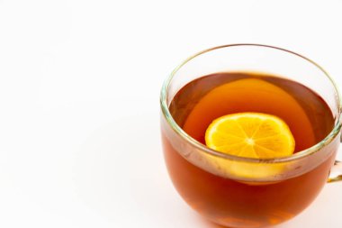 Beyaz zemin üzerinde yaprak nane ve limon izole çay fincanı