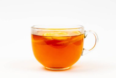 Beyaz zemin üzerinde yaprak nane ve limon izole çay fincanı