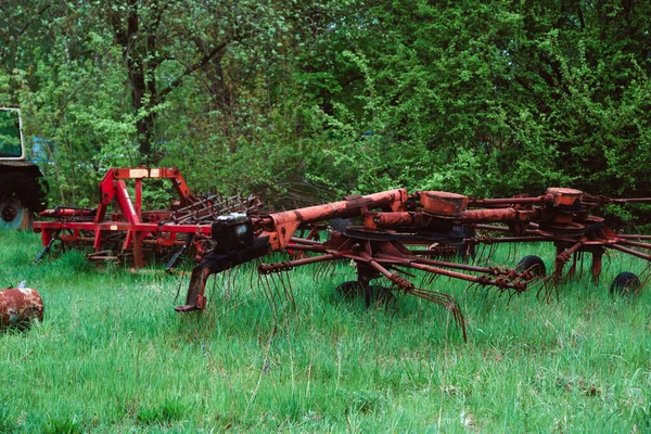 Vecchi trattori e altri materiali agricoli in un deposito di rottami — Foto Stock