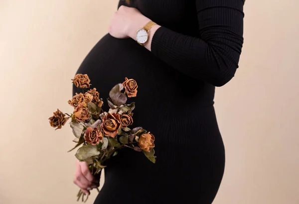 Vista laterale di una donna incinta attraente che si accarezza la pancia e — Foto Stock