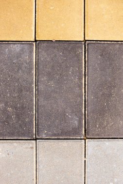 Eski parke taşı kaldırımının dikey, çok renkli arka planı.