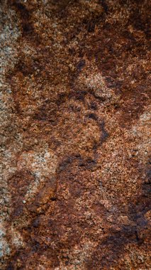 Paslı metal duvar, pasla kaplı eski demir levha dikey arkaplan dokusuyla boyanmış..