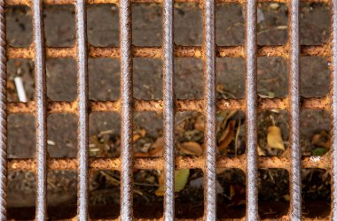 Ağ çitleri arka plan. Izgara demir ızgaraları, şebeke deseni, çelik tel örgü tel örgü çit arka plan, kahverengi arkaplan zincir zinciri..