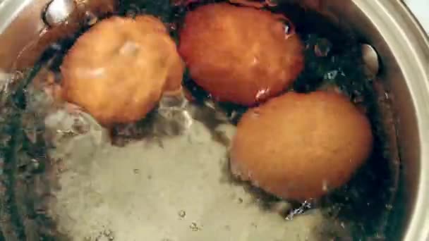 Los huevos de pollo hierven en agua. Sartén con el producto en una estufa de gas. Cocinar, preparar — Vídeos de Stock