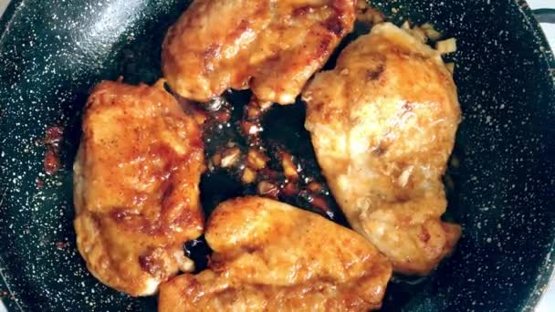 Les œufs de poulet bouillent dans l'eau. Poêle avec le produit sur une cuisinière à gaz. Cuisiner, préparer — Video