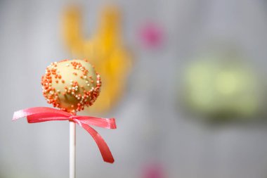 Pasta arkaplanına renkli şekerleme serpiştirilmiş beyaz çikolatalı pasta. Parti konsepti