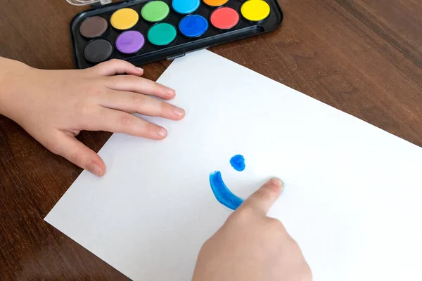 Kind Meisje Hand Het Tekenen Van Een Glimlach Gezicht Met — Stockfoto