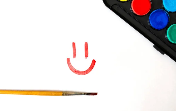 Lächeln Gesicht Mit Pinsel Und Aquarellfarben Auf Weißem Hintergrund Gemalt — Stockfoto