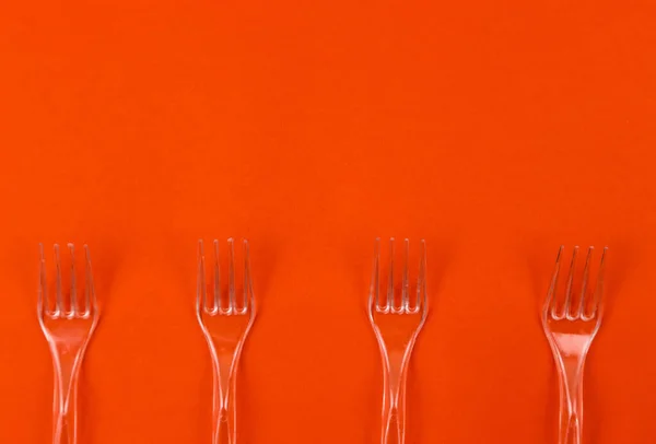 Крупный План Прозрачной Пластиковой Вилки Оранжевом Фоне Одноразовый Шаблон Посуды — стоковое фото