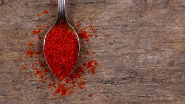 Ahşap arka plan üzerinde parlak baharatlar. Pişirme veya baharatlı gıda konsepti. Üstte görüntü.