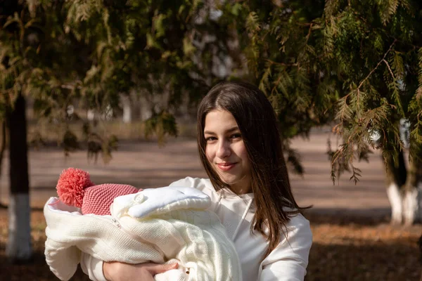 Yeni Doğmuş Bir Bebeği Kollarında Tutan Güzel Bir Genç Kadın — Stok fotoğraf