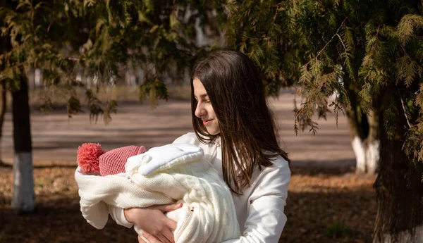 Pretty Young Woman Holding Newborn Baby Her Arms Standing Sunny — Stock Photo, Image