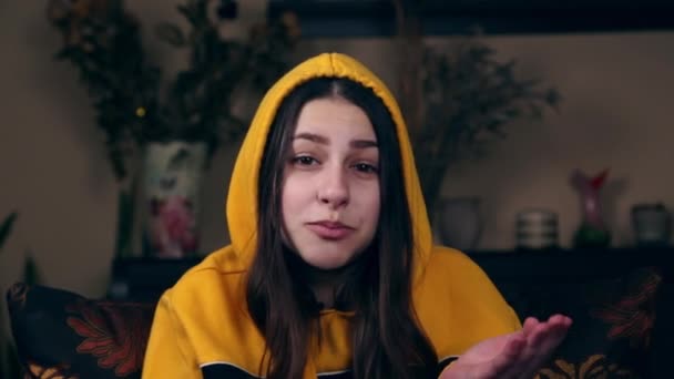 노란 자켓을 입은 유럽 출신의한 소녀는 카메라를 통해 구독자들 과 의사소통을 한다. 긴급 한 연락이야, 모두 나가야 해, 잘 가. 서두르는 것에 대한 개념입니다. 속보 — 비디오