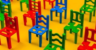 Koltuk rengini kapat. Arena 'da plastik koltuk sıraları. Boş sandalyelerin desenleri. Amfitiyatro. Spor..