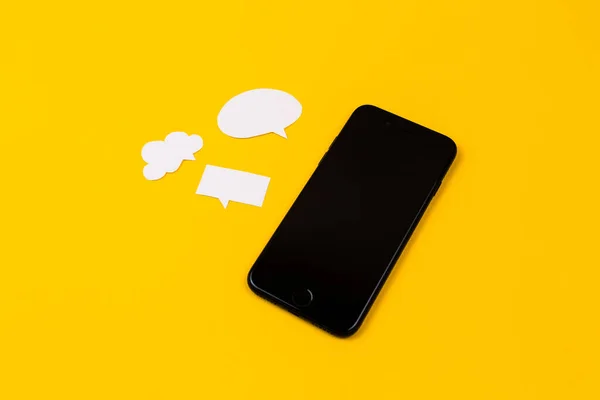 Smartphones Con Burbujas Voz Papel Sobre Fondo Amarillo Concepto Comunicación — Foto de Stock