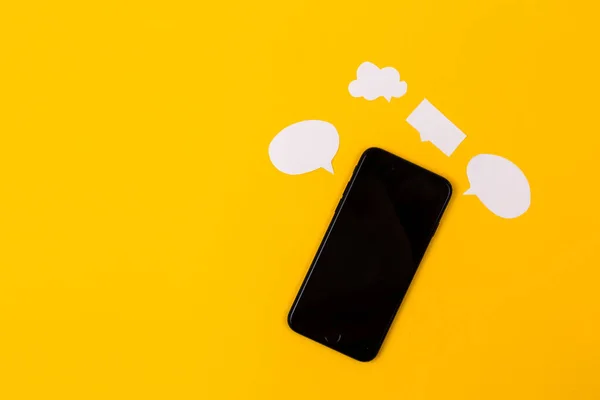 Smartphones Com Bolhas Fala Papel Fundo Amarelo Conceito Comunicação Vista — Fotografia de Stock