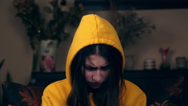 Menschliche Ausdrucksformen und Emotionen. Porträt eines jungen wütenden Mädchens mit wütendem Gesicht — Stockvideo