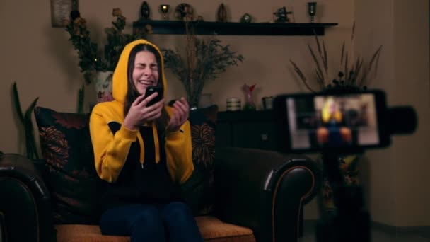 Ευτυχισμένη νεαρή γυναίκα μιλάμε βίντεο καλώντας στο chat γέλιο απολαύσετε σε απευθείας σύνδεση συνομιλία κοιτάζοντας κάμερα, χαρούμενο κορίτσι blogger influencer μιλώντας στην κάμερα εγγραφή vlog για το κανάλι — Αρχείο Βίντεο