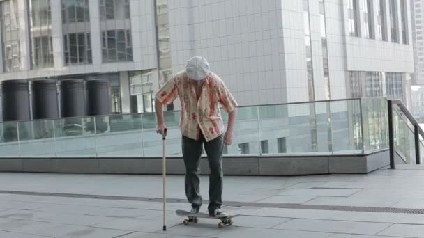 Oude man op een skateboard. — Stockvideo