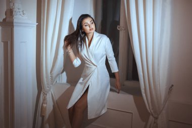 Bir sabahlık penceredeki kadın.