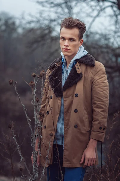 Hombre con estilo en la naturaleza . — Foto de Stock