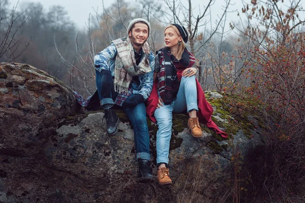 Man met het meisje op een steen zitten. — Stockfoto