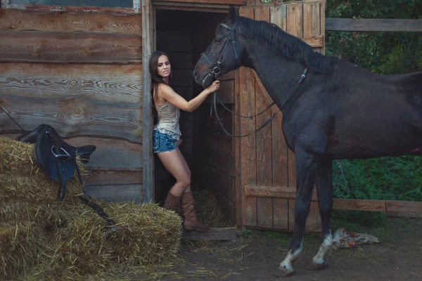 Mulher bonita e um cavalo em uma fazenda . — Fotografia de Stock