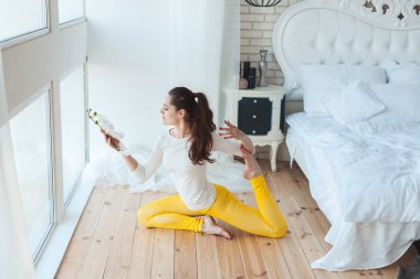 Spor yaparken kız germe kasları.