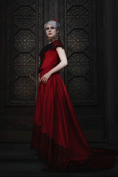 Femme en robe de bal rouge . — Photo