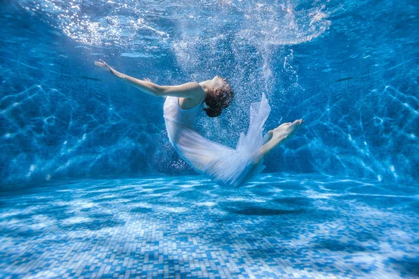 La mujer es una sirena bajo el agua . — Foto de Stock