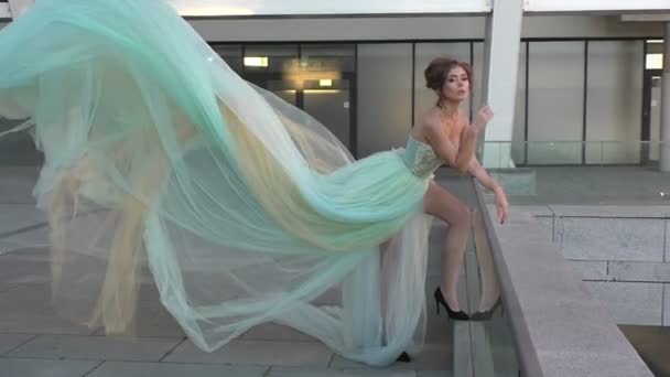 Сукня молодої дівчини, що розвивається на вітрі . — стокове відео