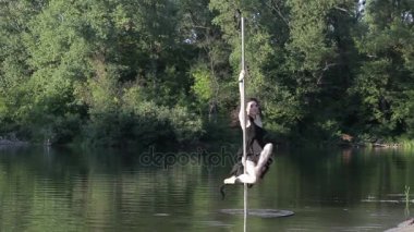 Kadın doğası kutup dans ediyor.