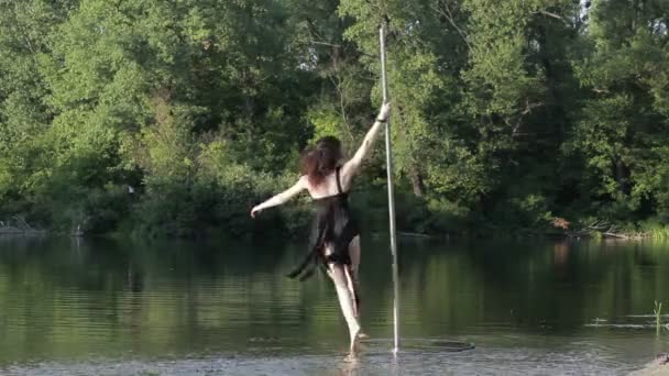 Woman is spinning on a pole in the dance. — Stock Video